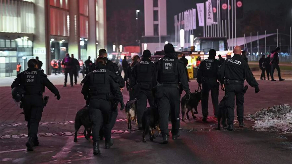 Britaniyada futbol azarkeşləri arasında davada bir neçə polis əməkdaşı yaralanıb