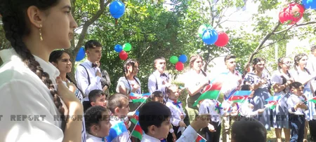 Təhsil naziri müharibədə zərər çəkən məktəbin Son zəng tədbirində iştirak edir
