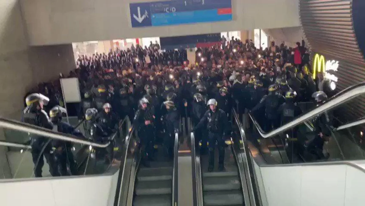 Мигранты провели в парижском аэропорту акцию протеста