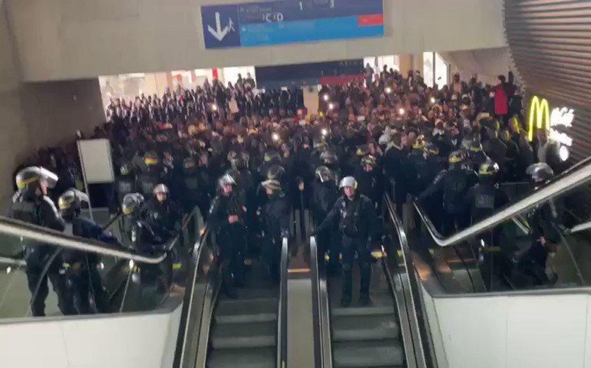 Miqrantlar Paris aeroportunda etiraz aksiyası keçirib