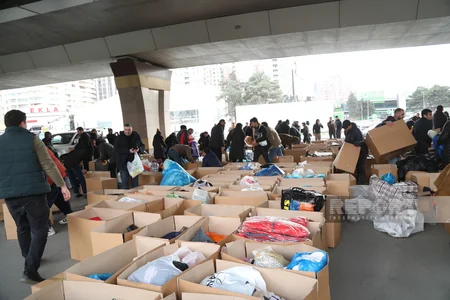 Bakıda Türkiyədə zəlzələdən zərərçəkənlərə yardım toplanılır - VİDEO