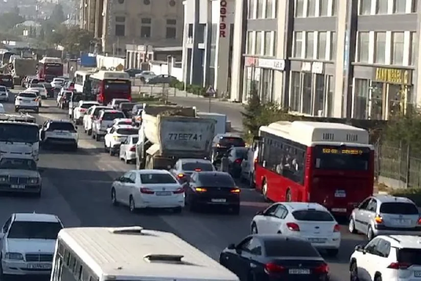 В Баку на нескольких улицах и проспектах затруднено движение транспорта