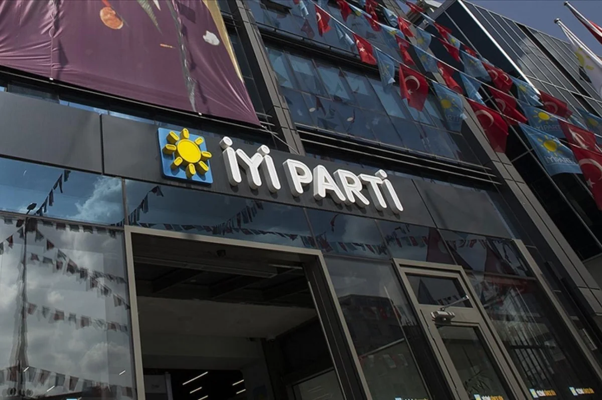 Türkiyənin müxalif partiyasında kütləvi istefalar olub