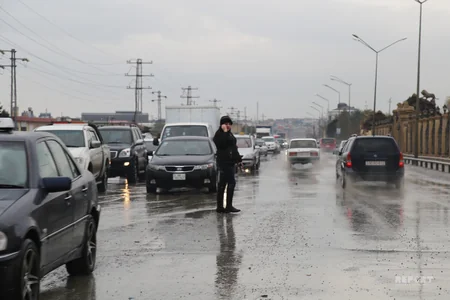 Bakının yağış mənzərəsi: avtomobil və piyada yolları su altında qalıb - FOTOREPORTAJ