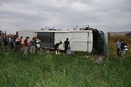 Türkiyədə avtobus dərəyə aşıb: 5 nəfər həlak olub, 40 nəfər yaralanıb