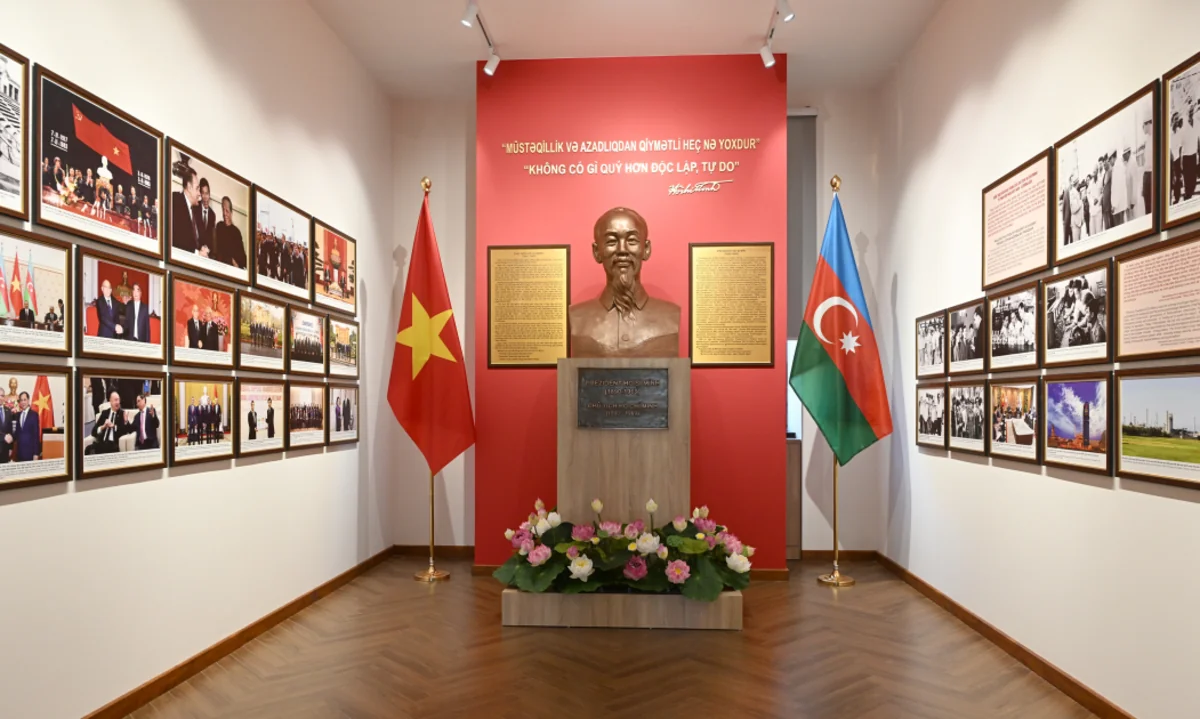 ADNSU-da Ho Şi Minin büstünün açılışı olub