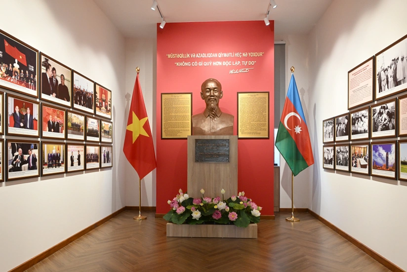 ADNSU-da Ho Şi Minin büstünün açılışı olub