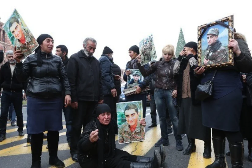 Родственники погибшего армянского военнослужащего перекрыли дорогу в центре Еревана