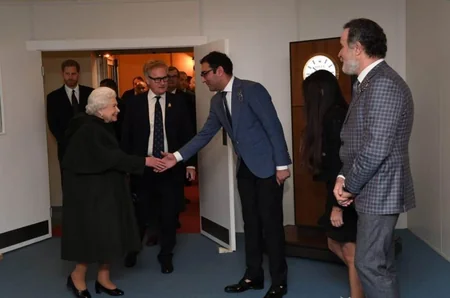 Kraliça II Elizabet “Azərbaycanın kəlağıyısı və Qarabağ atları” adlı şou-kompozisiyanı izləyib
