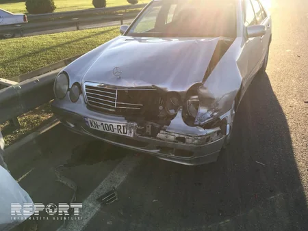 В Баку столкнулись два автомобиля, есть пострадавший - ФОТО