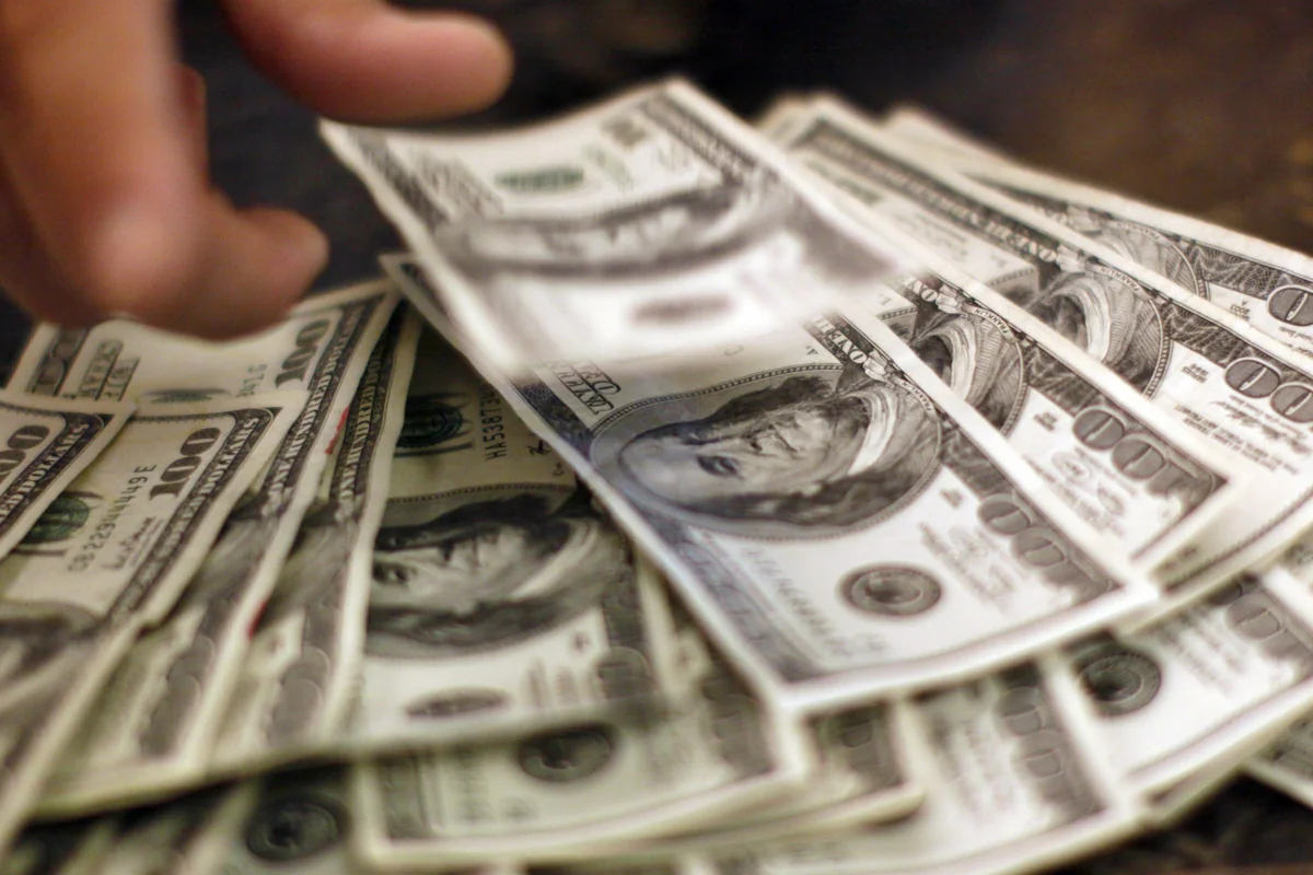 Bakıda evdən 12 min dollar oğurlayan şəxsin ibtidai istintaqı başa çatıb