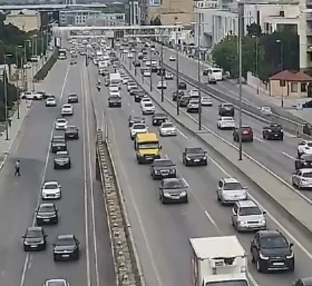 Bakının bir sıra yollarında nəqliyyatın sıxlığı yaranıb