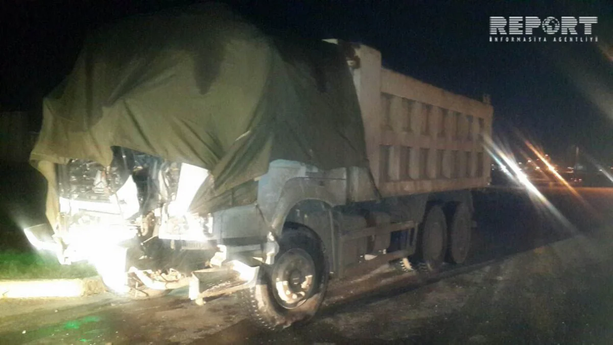 Bakıda yük maşını sərnişin avtobusu ilə toqquşub, 10 nəfər xəsarət alıb - FOTO