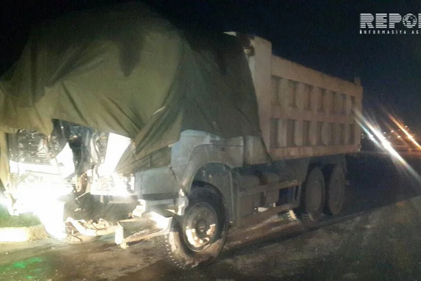 В Баку грузовик столкнулся с пассажирским автобусом, 10 человек пострадали - ФОТО