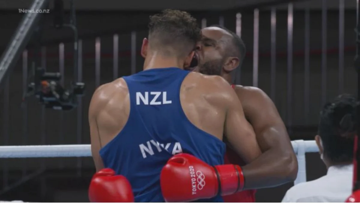 Tokio-2020: Boksçu rəqibinin qulağını dişləmək istəyib