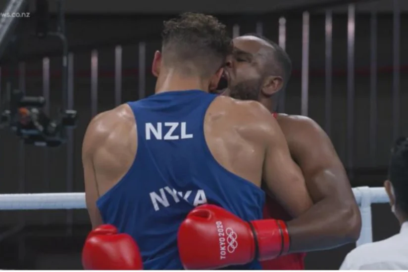 Tokio-2020: Boksçu rəqibinin qulağını dişləmək istəyib