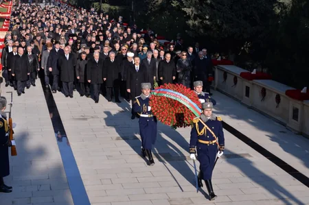 Prezident İlham Əliyev Şəhidlər Xiyabanını ziyarət edib