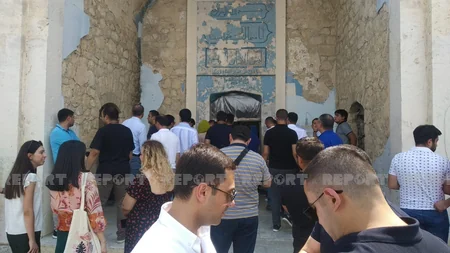 Xaricdə təhsil almış məzunlar Ağdam Dövlət Dram Teatrının qarşısında milli musiqilərimizi ifa ediblər
