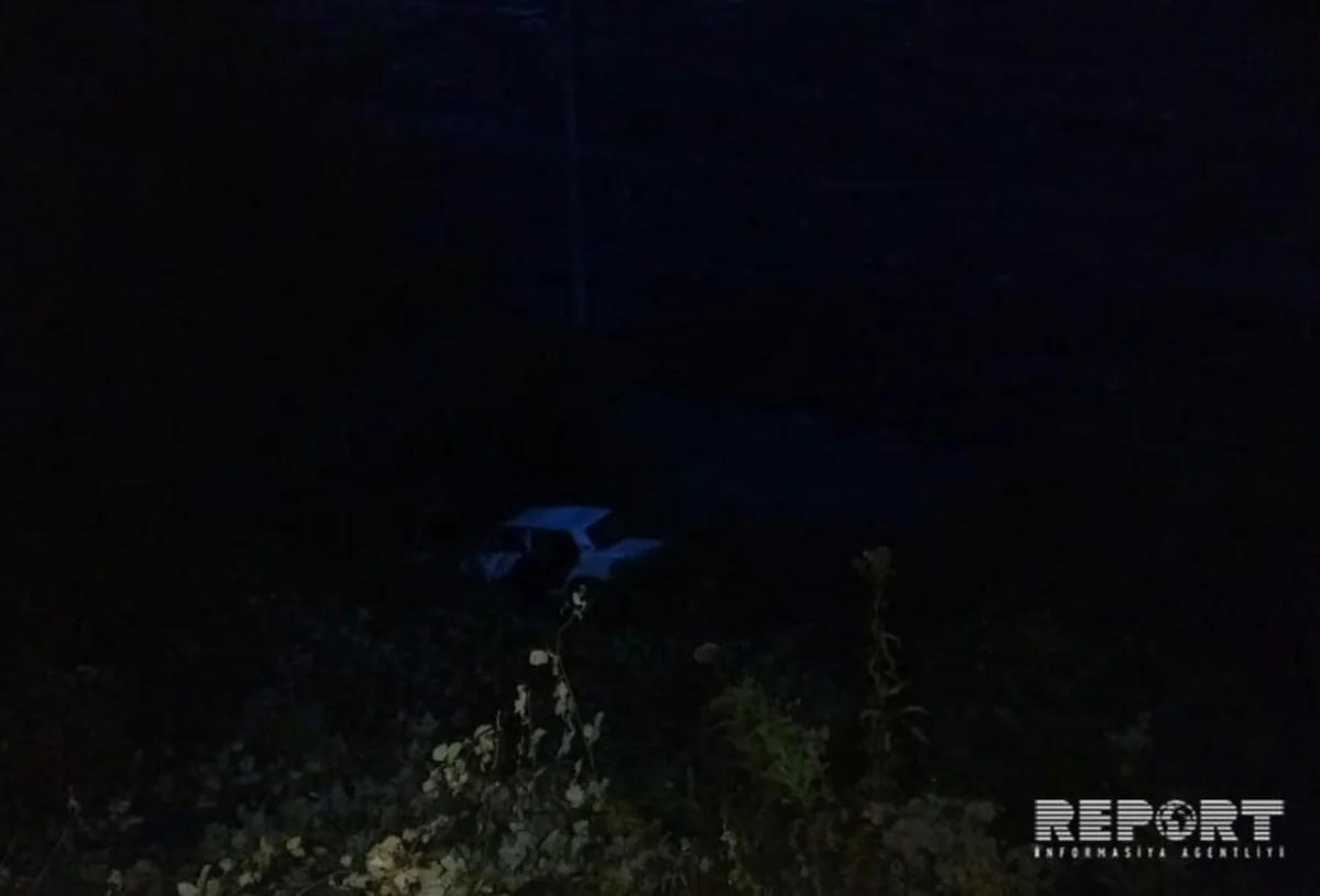 Qaxda idarəetmədən çıxan avtomobil dərəyə yuvarlanıb - FOTO