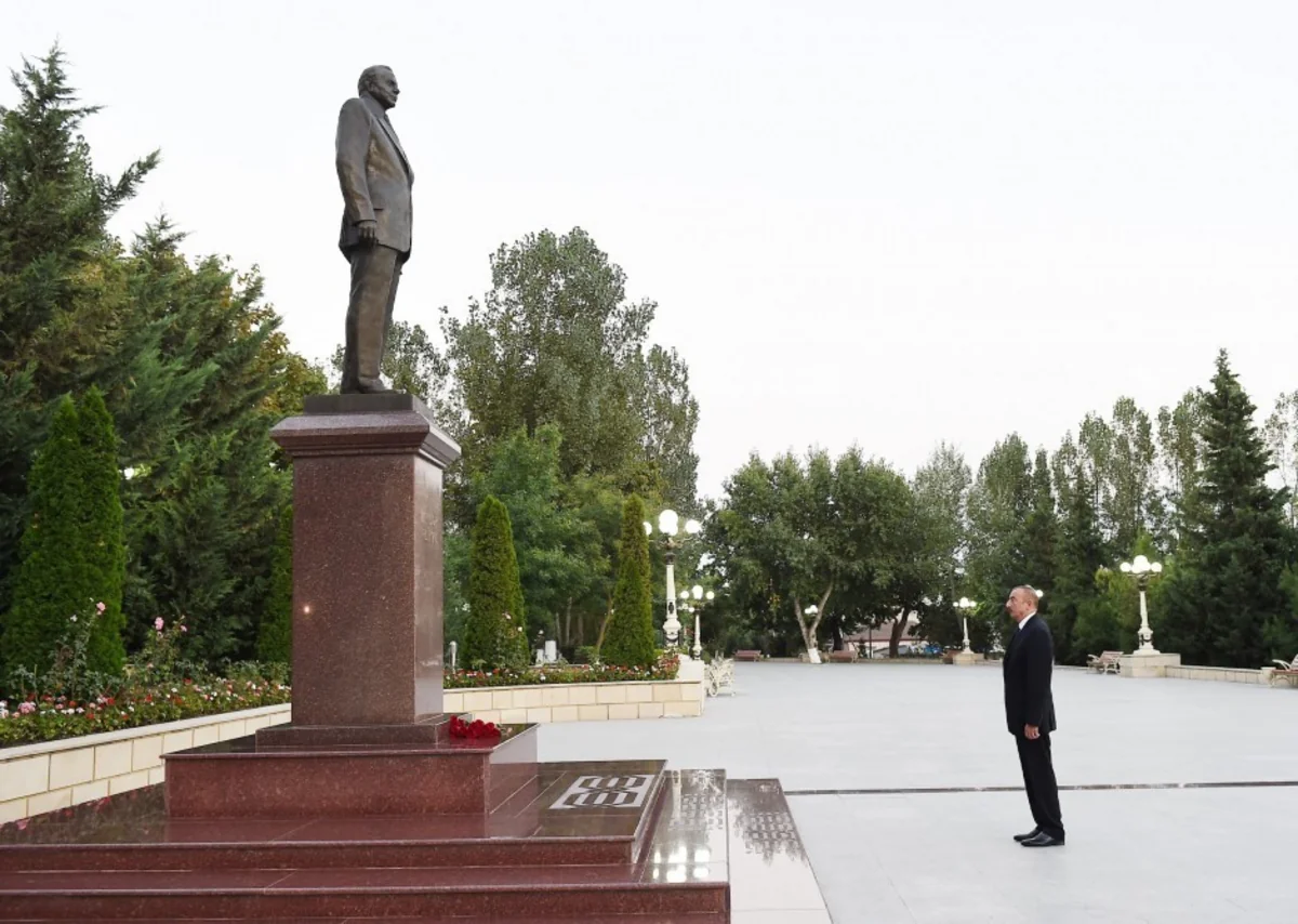 İlham Əliyev Şamaxıda ümummilli lider Heydər Əliyevin abidəsini ziyarət edib