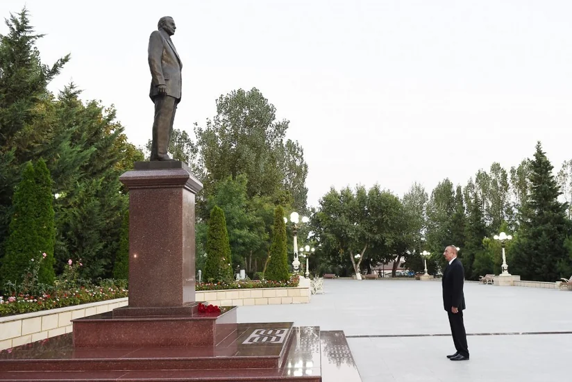 Посещение памятника общенациональному лидеру Гейдару Алиеву в Шамахе