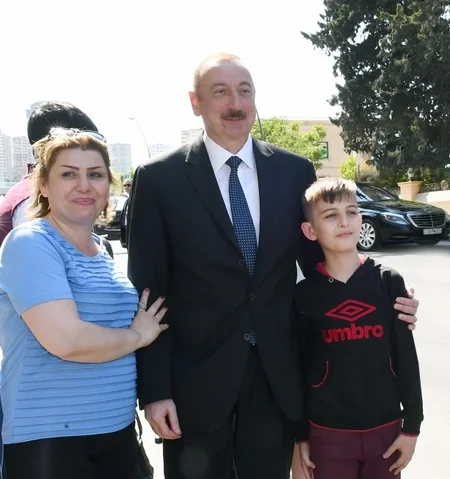 Prezident və birinci xanım “Sovetski”də vətəndaşların problemləri ilə tanış olublar - FOTO