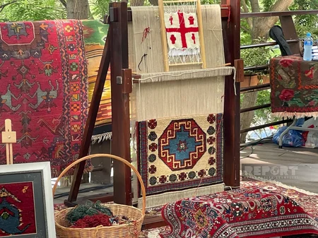 Gürcüstanda festivalda Azərbaycan xalçaları, musiqi alətləri, geyimləri nümayiş etdirilib