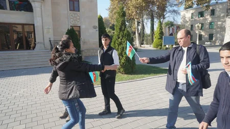 Parlament jurnalistləri cəbhə bölgəsində bayraq aksiyası keçiriblər - FOTOREPORTAJ