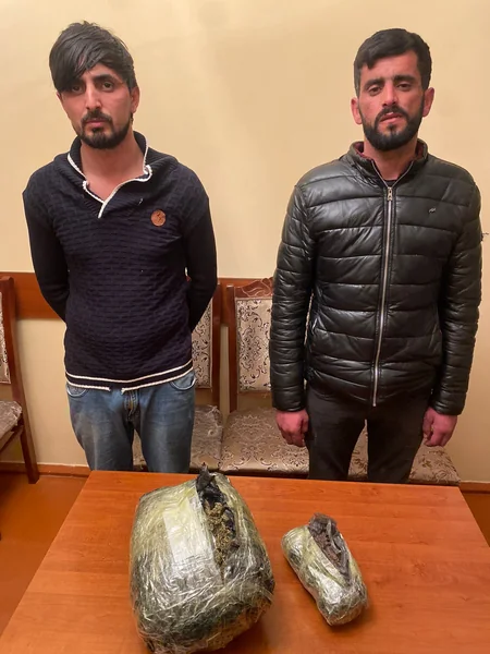 Narkotik qarşılığında xarici ölkə vətəndaşına narkokuryerlik edən iki nəfər saxlanılıb