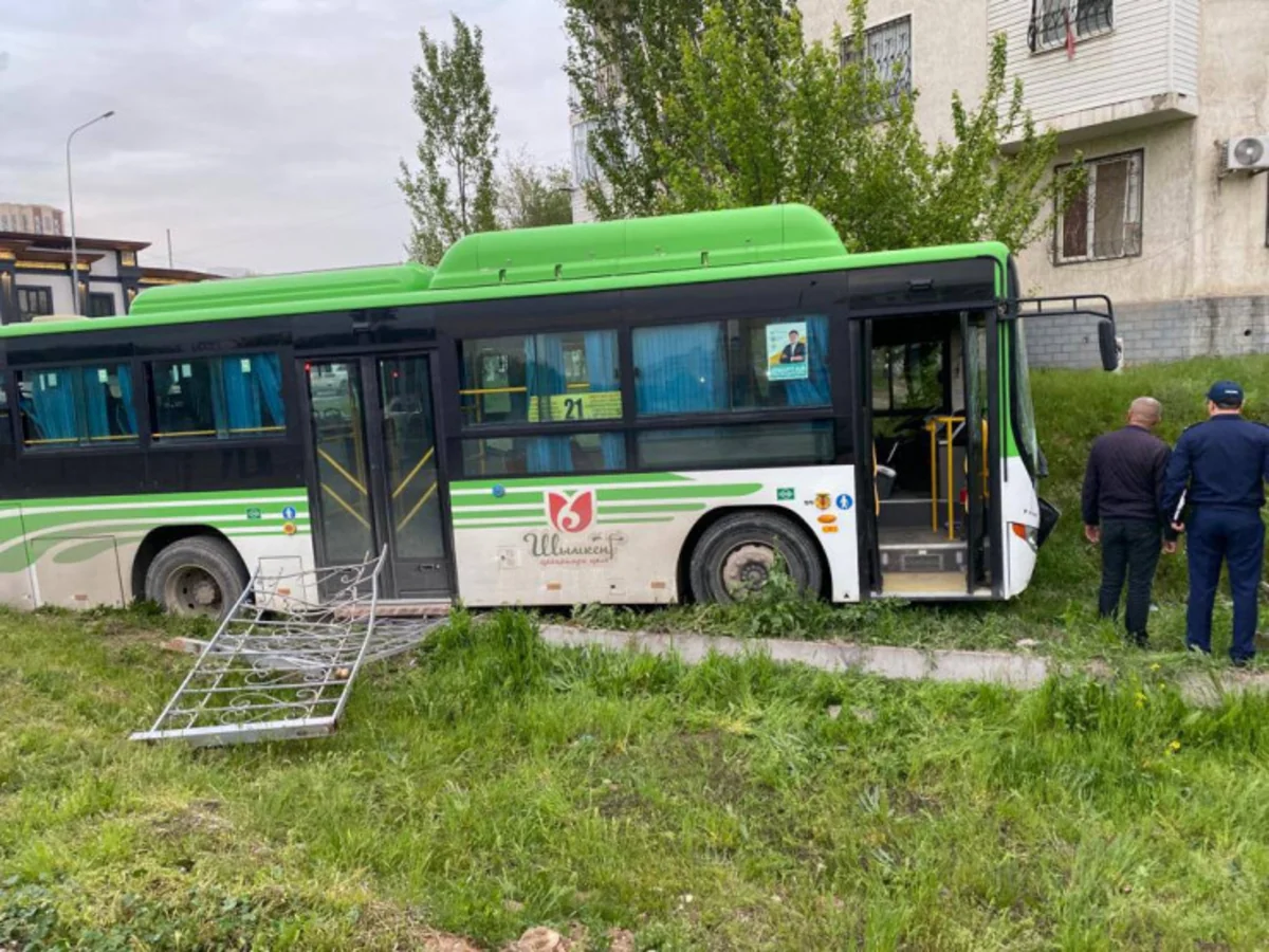 Qazaxıstanda idarəetməsiz qalan avtobus piyadaların üzərinə çıxıb, ölənlər var
