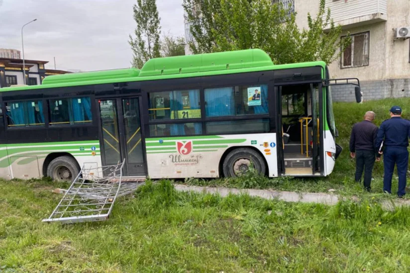 Qazaxıstanda idarəetməsiz qalan avtobus piyadaların üzərinə çıxıb, ölənlər var