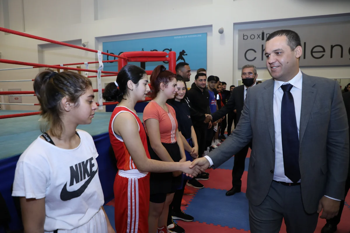 IBF prezidenti Bakıda boksçulara inventarlar hədiyyə edib