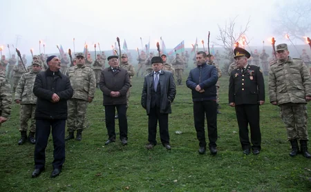 Hərbi qulluqçular məşəllərlə Qanlı dərəyə yürüş ediblər