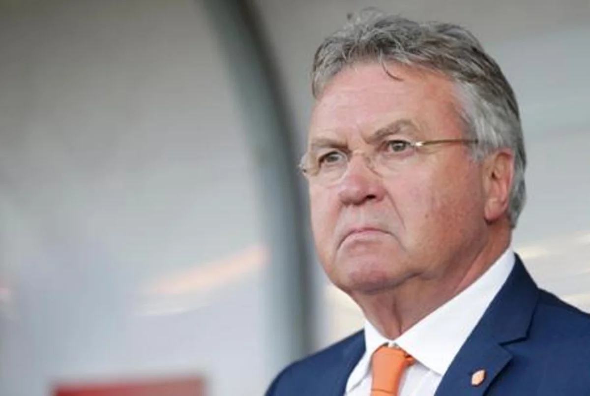 Guus Hiddink quits as Holland coach