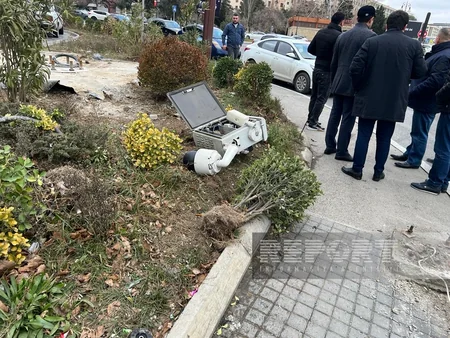 Bakıda avtomobil qəza törədərək aşıb, xəsarət alan var