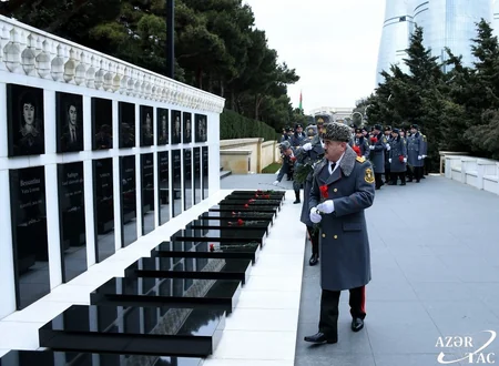 Dövlət Xidmətinin rəhbərliyi Fəxri və Şəhidlər xiyabanlarını ziyarət edib