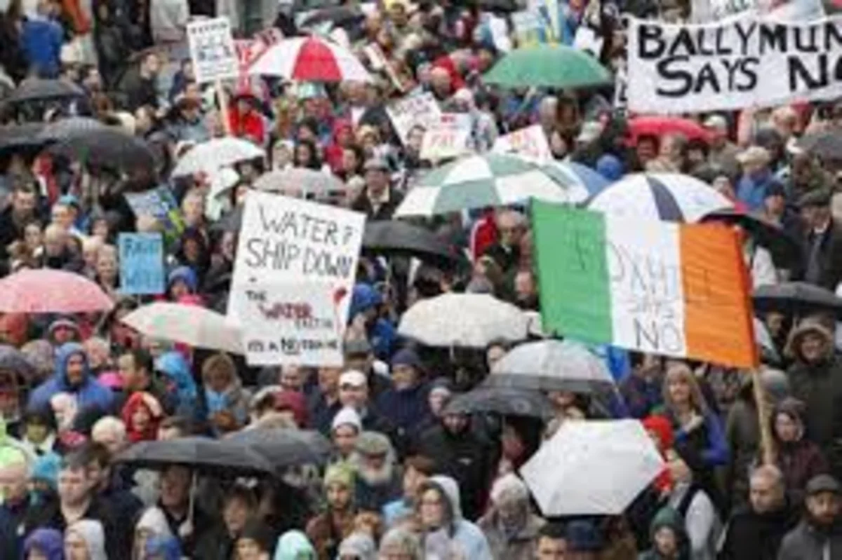 Тысячи ирландцев вышли на акцию против платы за воду