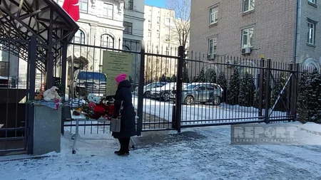 Kiyevdə Türkiyə səfirliyinin qarşısında zəlzələ qurbanları anılır