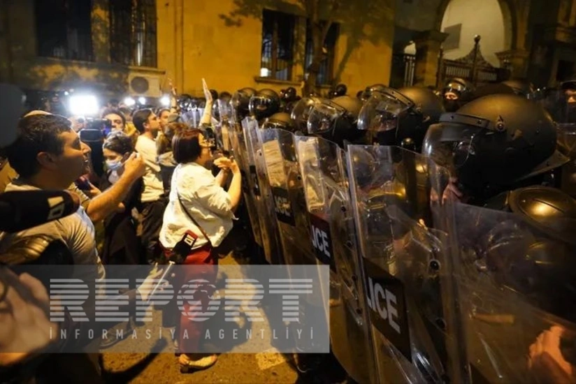 Участники акции протеста в Тбилиси возводят баррикады