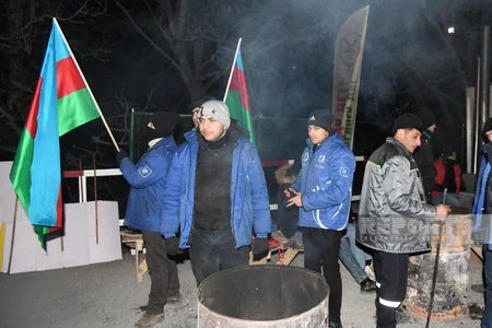 Havanın soyuq və şaxtalı olmasına baxmayaraq, Xankəndi-Laçın yolunda aksiya davam edir