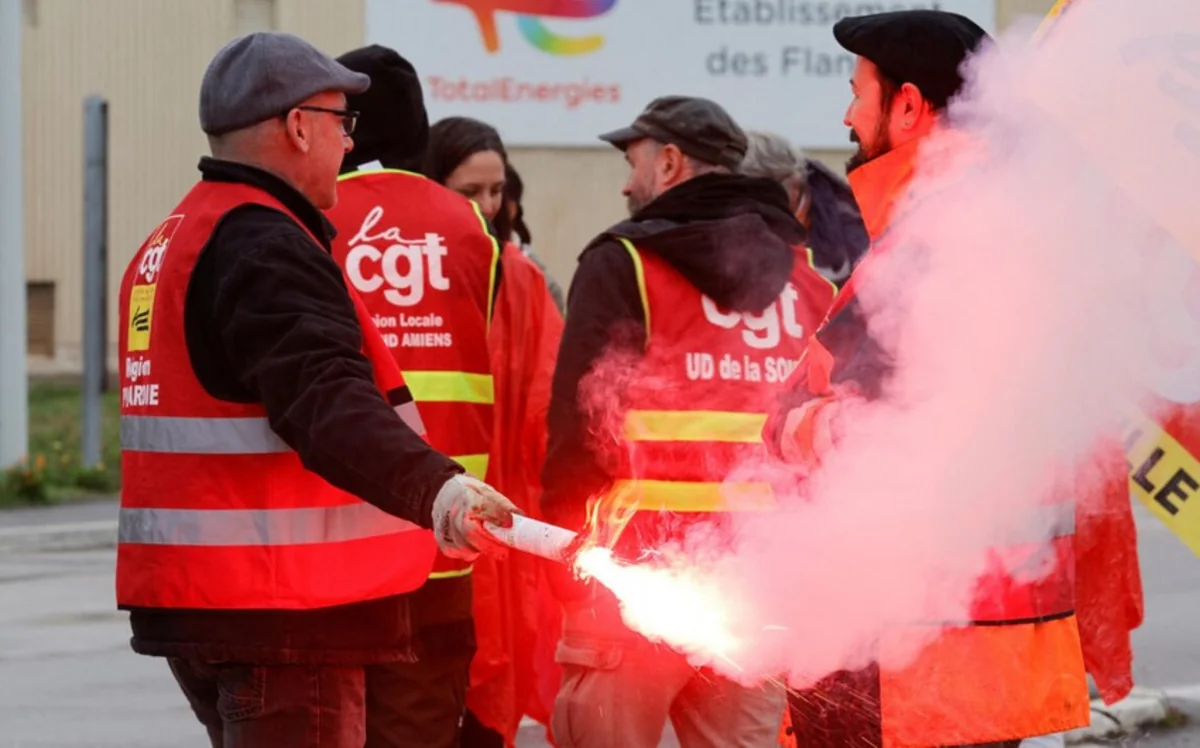 French union extends fuel depot strikes