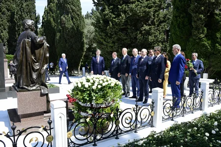 Şuşada keçiriləcək beynəlxalq konfrans iştirakçıları Heydər Əliyevin məzarını, Şəhidlər xiyabanını və “Türk şəhidliyi”ini ziyarət ediblər