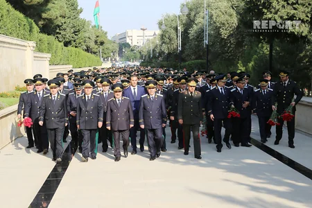 Prokurorluq işçiləri Fəxri və Şəhidlər xiyabanlarını ziyarət ediblər