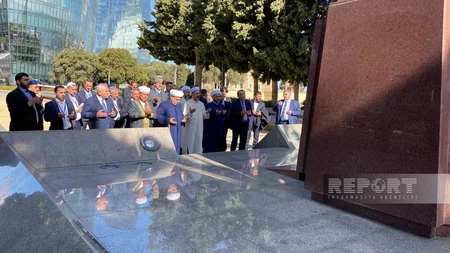 Türk Dövlətləri Təşkilatının müsəlman dini liderləri Fəxri və Şəhidlər xiyabanlarını ziyarət edib