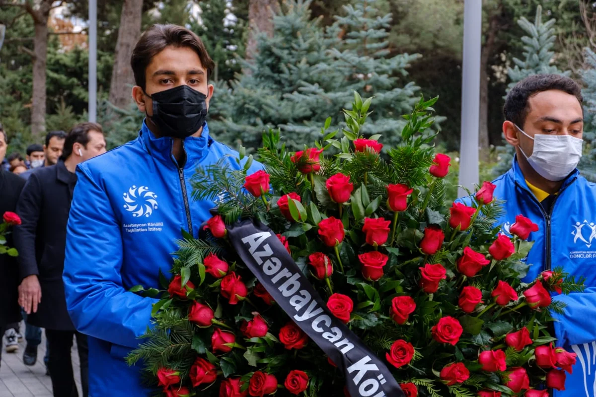 Gənc könüllülər ulu öndərin xatirəsini anıblar