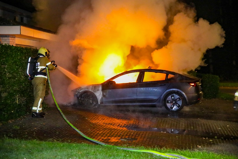 7 Teslas burned at German Tesla Store