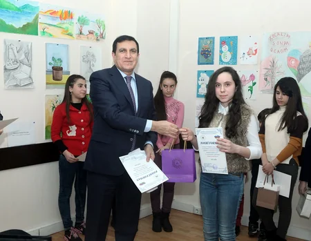 Uşaqların Xocalı soyqırımı ilə bağlı əl işlərindən ibarət sərgi-müsabiqə təşkil olunub