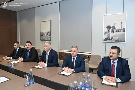 Глава МИД Азербайджана встретился с делегацией парламента Ирака