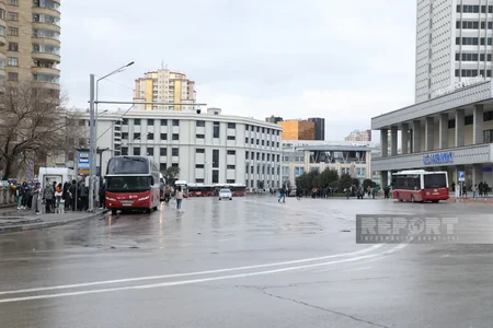 Avtomobilsiz 28 May metrostansiyası və dəmiryolu vağzalının qarşısı - FOTOREPORTAJ