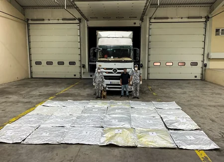 İrandan Naxçıvan yolu ilə Türkiyəyə gedən yük maşınında 77 kiloqramdan çox narkotik aşkar edilib